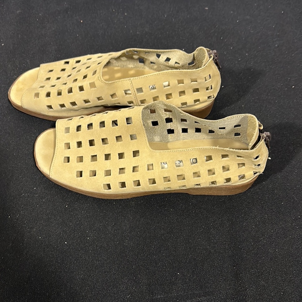 Shoes - Picture 2 of 4